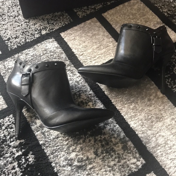 Fabulous 2 1/2 inch Black Enzo Angiolini Booties - Picture 3 of 8